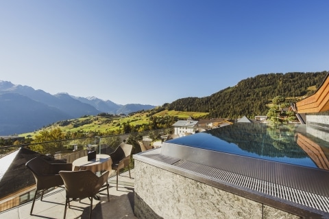 Pool mit Ausblick auf die Berge